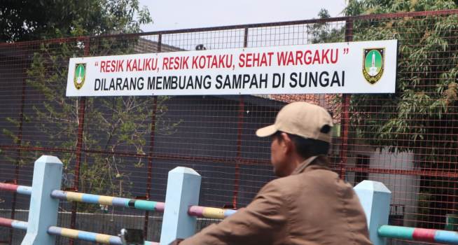 Buang Sampah ke Sungai Bisa Dipenjara Jangan Coba coba 