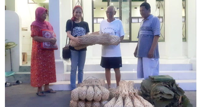 Pelangi Samudera Bagi Kroso dan Daun Jati untuk Pembungkus ...